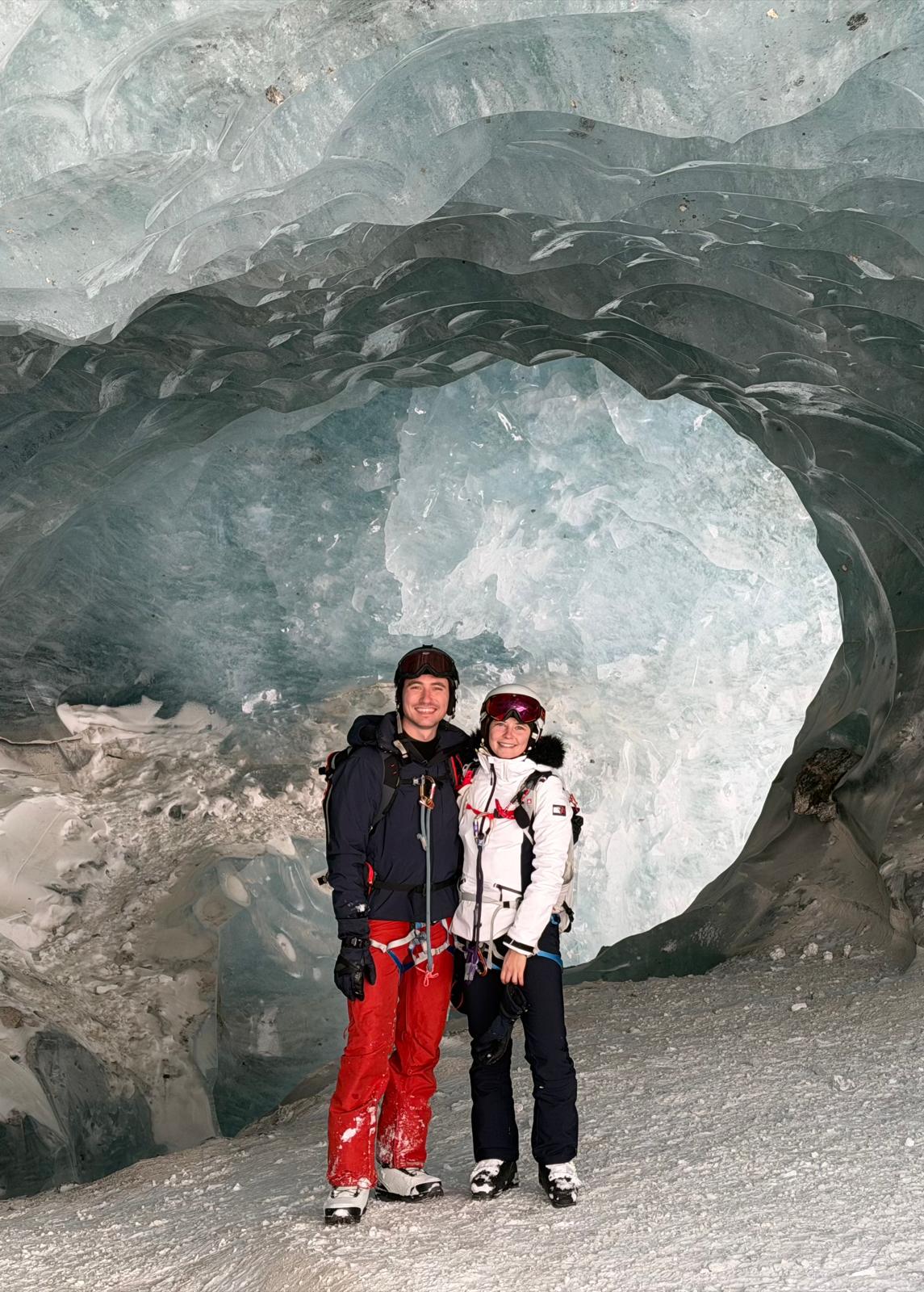 Dans une grotte de glace.